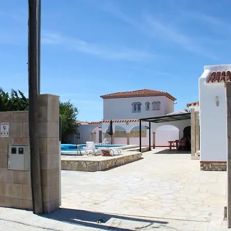 Oasis: Beachside Retreat With Private Pool *